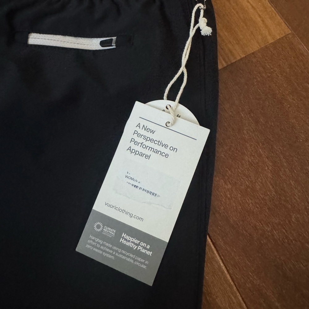 NWT Vuori clementine shorts - Picture 4 of 4